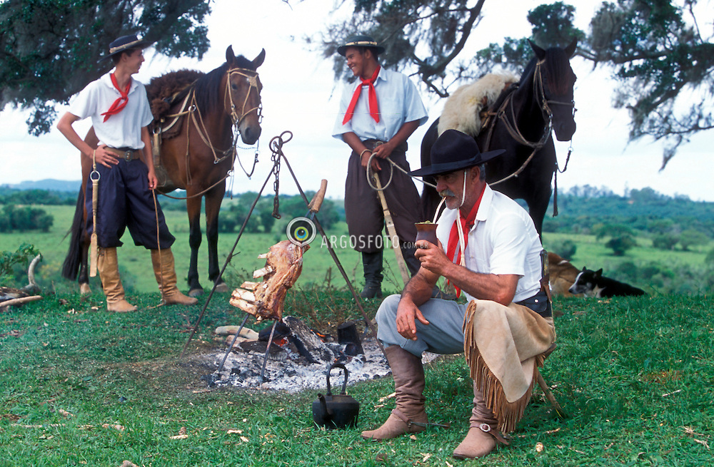 Gauchos Pampas charcoal fire