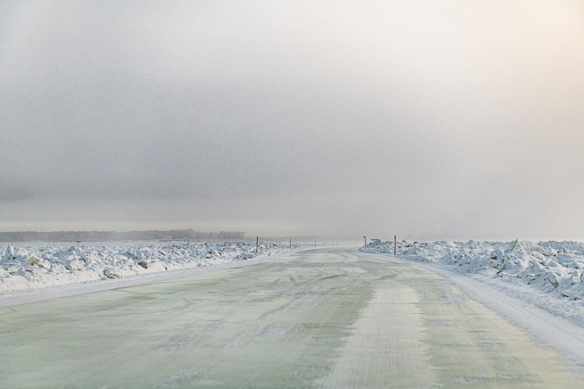 Lena River ice road zimnik