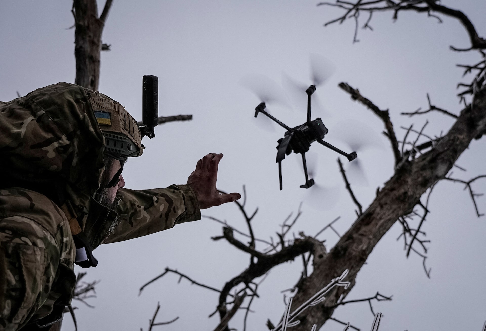 Ukrainian soldiers using tablets drone