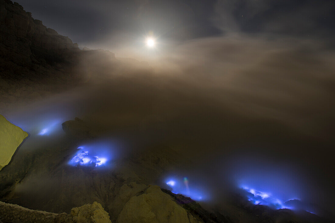 Ijen crater night photography
