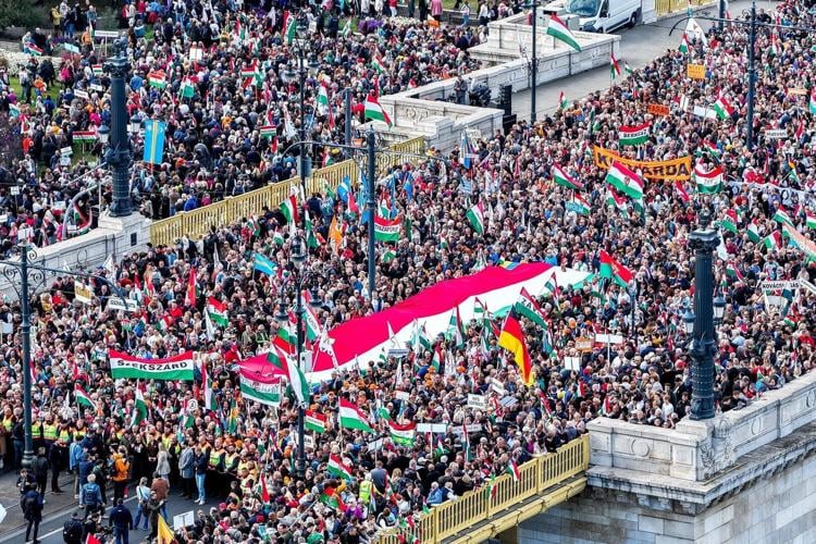 Budapest election day crowds