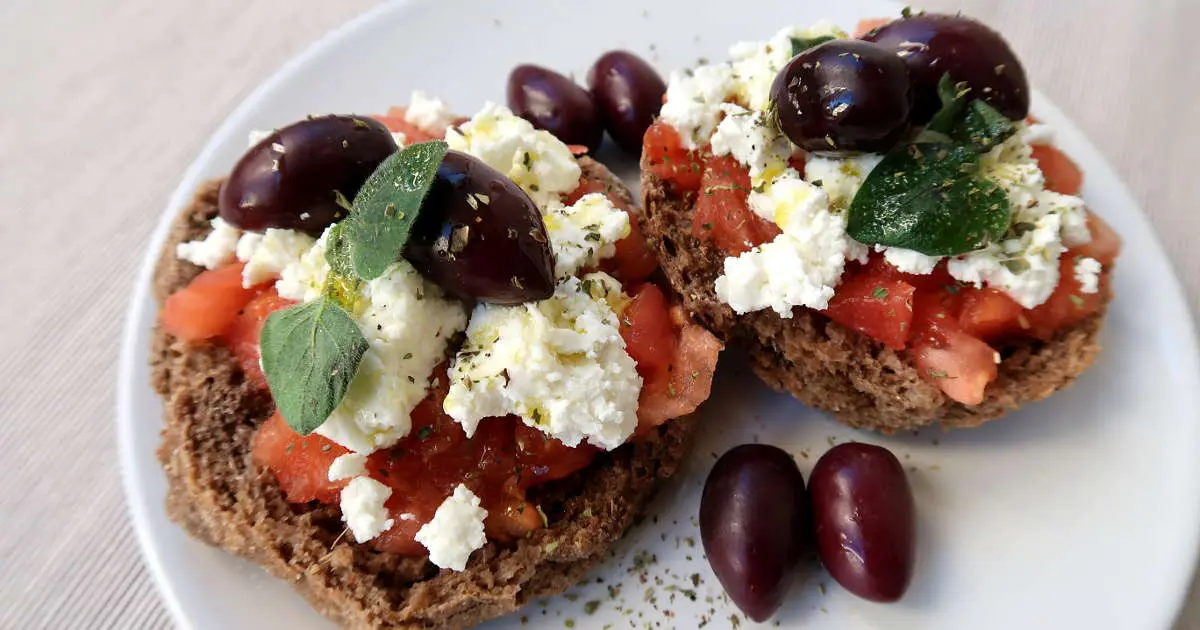 Cretan cuisine dakos salad