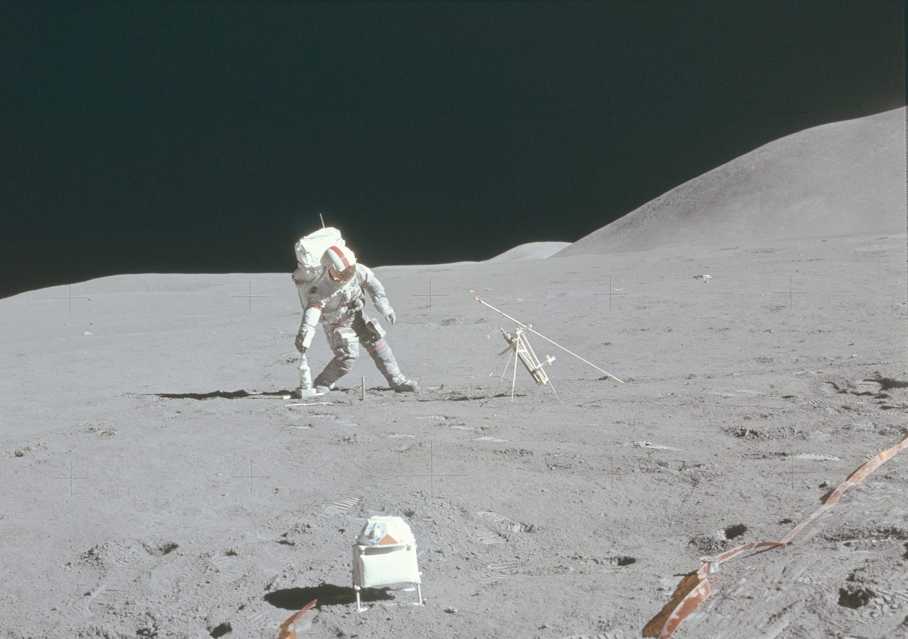Apollo 15 Falcon feather demonstration
