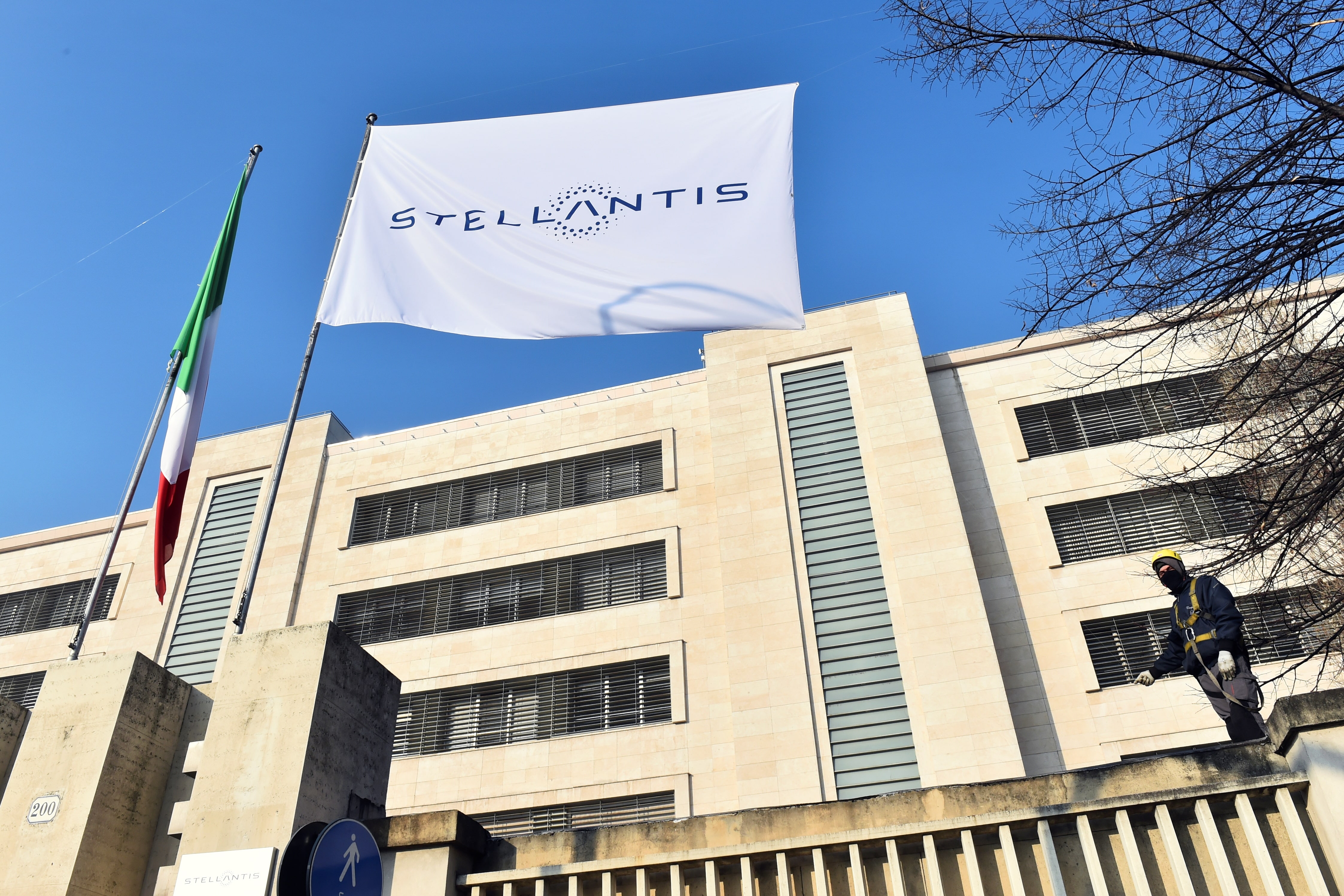 Milan trading halt Stellantis